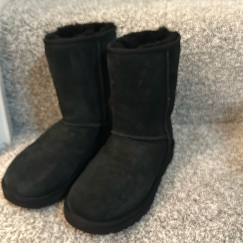 Women’s Size 7 Black Uggs